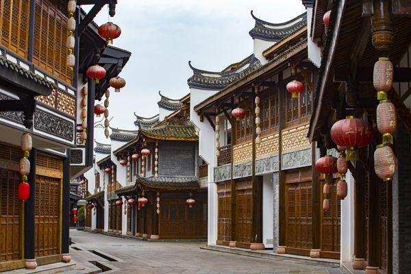 装修公司弄破室内地下水管该怎么赔偿？